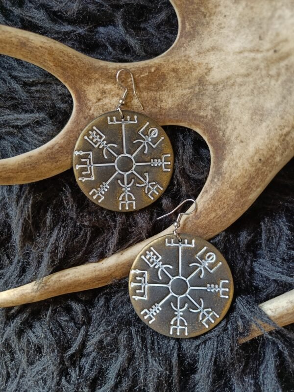 Vegvisir-korvakorut, metallinhohto