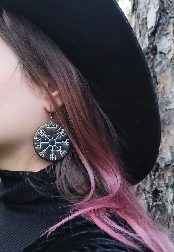 Vegvisir-korvakorut, metallinhohto