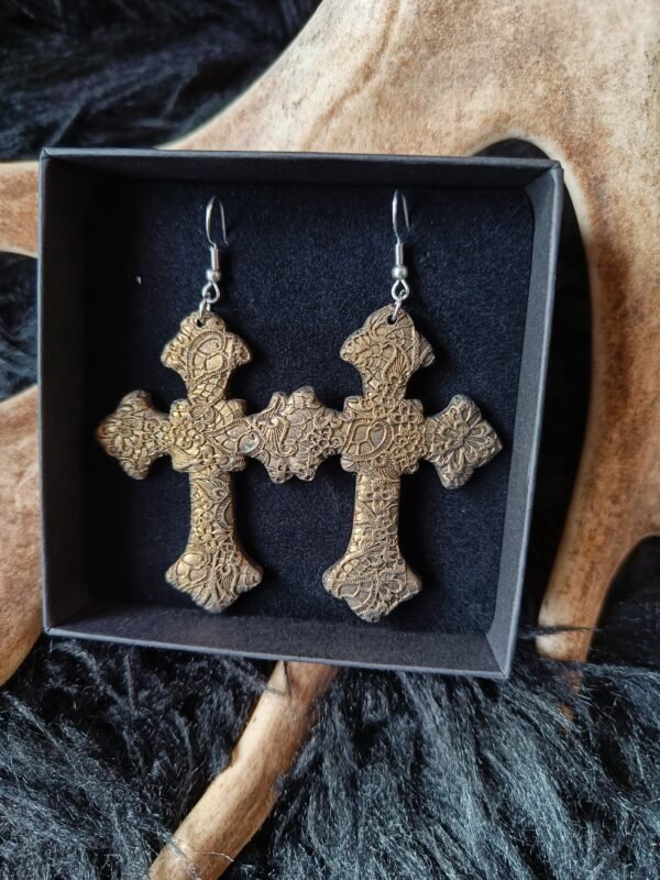 Goottiristi-korvakorut, kulta