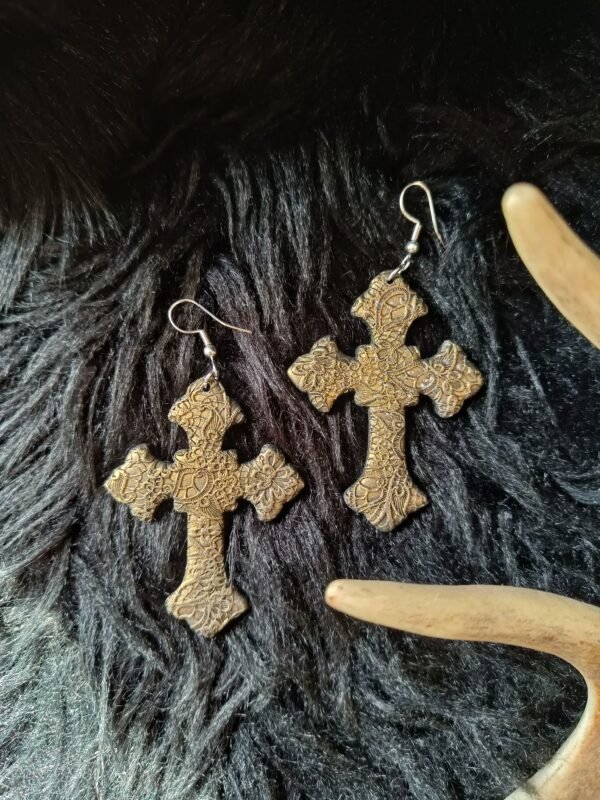 Goottiristi-korvakorut, kulta