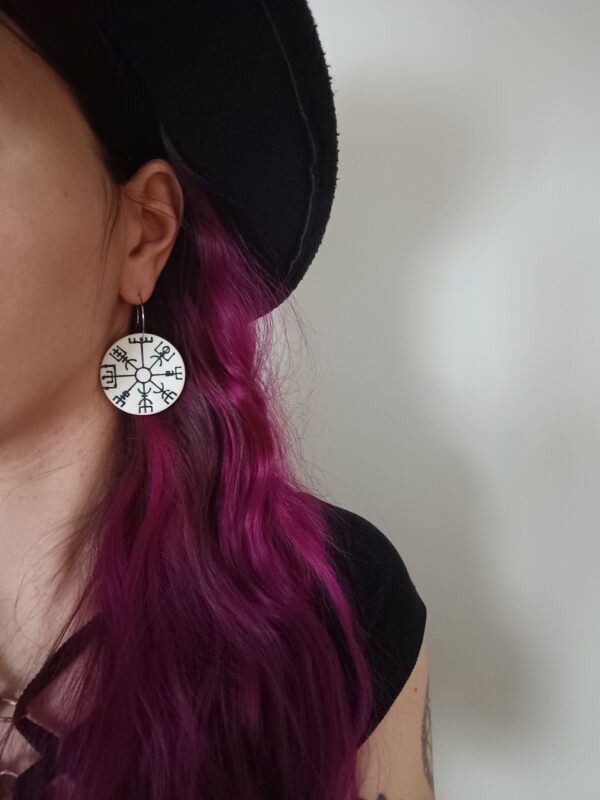 IMG20260315153940 Vegvisir-korvakorut, valkoinen