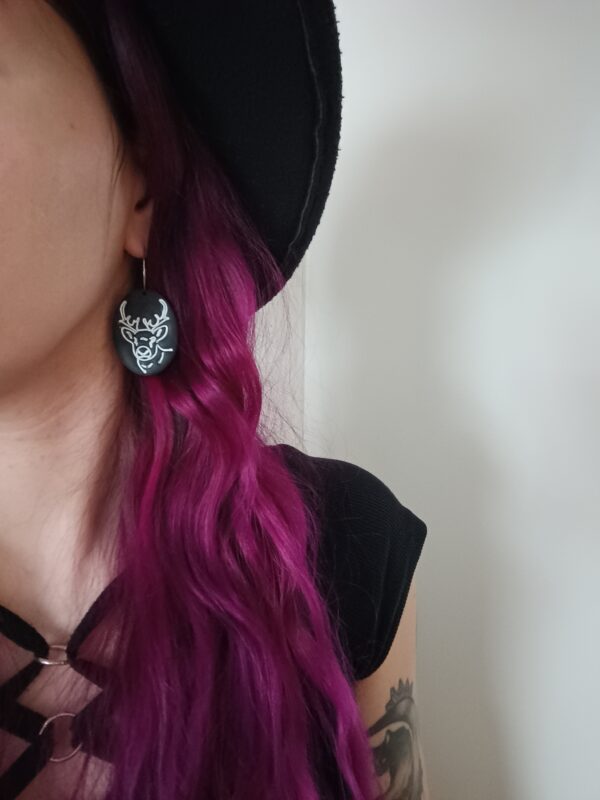 Poro-korvakorut, musta