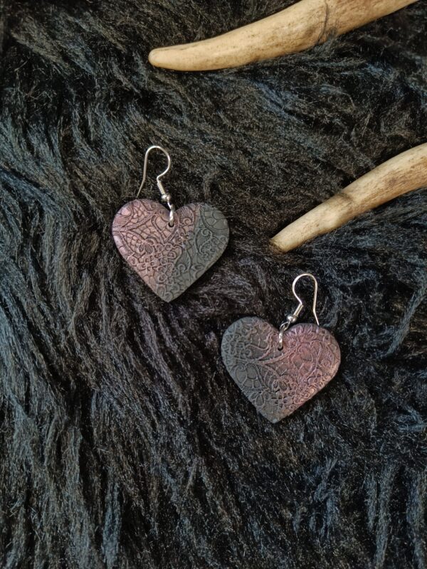 IMG20251030114844 Sydän-korvakorut, metallinhohto musta/punainen