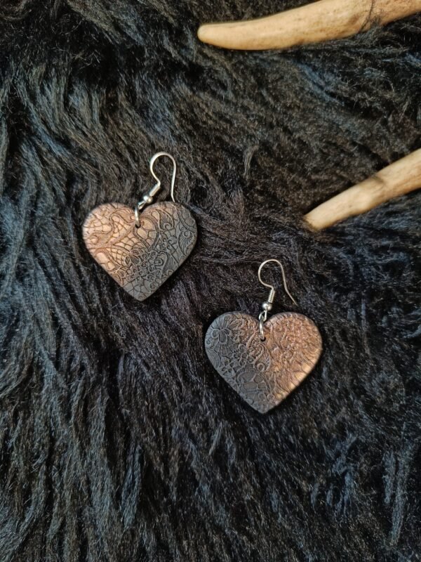 Sydän-korvakorut, metallinhohto musta/oranssi