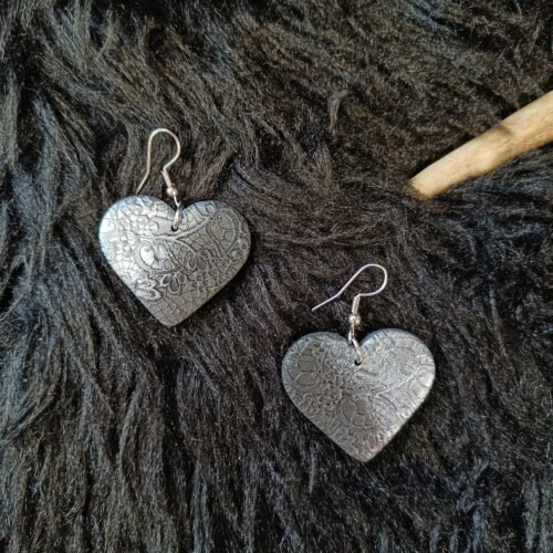 Sydän-korvakorut, metallinhohto musta/hopea