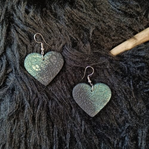 Sydän-korvakorut, metallinhohto musta/vihreä