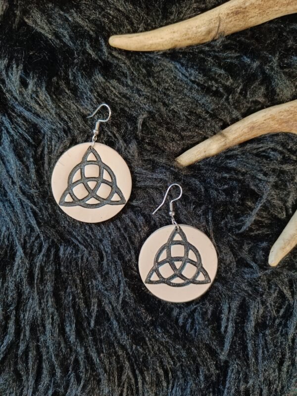 Triquetra (Trinity knot) korvakorut, sahara