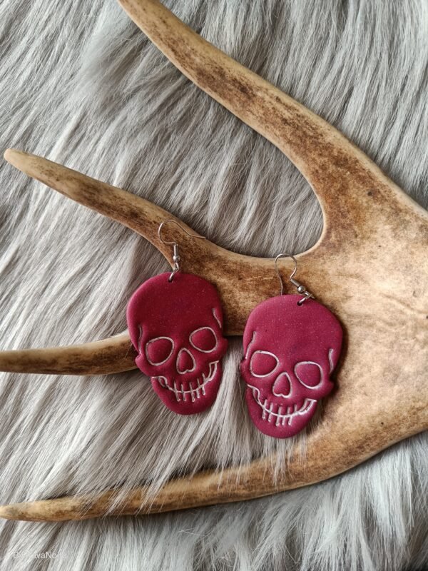 IMG20260219150241 Pääkallo-korvakorut, viininpunainen