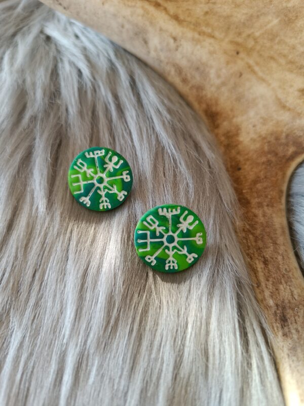 IMG20260408122811 Vegvisir-nappikorvakorut, revontuli