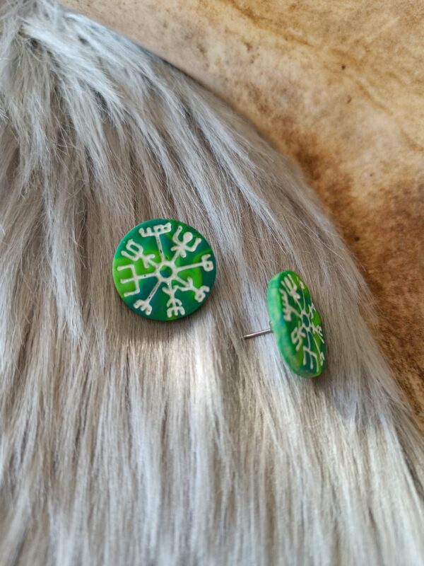 IMG20260408122832 Vegvisir-nappikorvakorut, revontuli