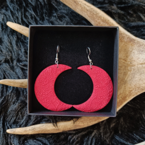 Kuunsirppi-korvakorut, cherry red