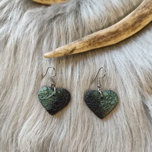 Sydän-korvakorut, metallinhohto musta/vihreä