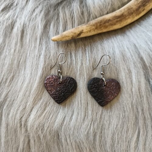 Sydän-korvakorut, metallinhohto musta/punainen