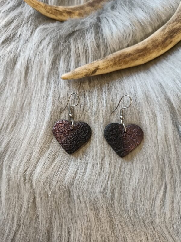 IMG20251106121607 Sydän-korvakorut, metallinhohto musta/punainen