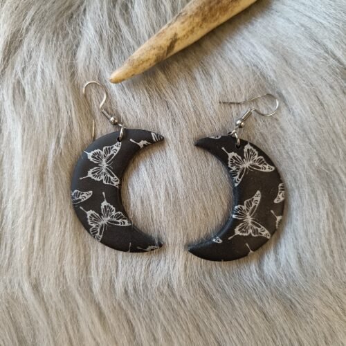 Kuunsirppi-korvakorut, musta/perhonen