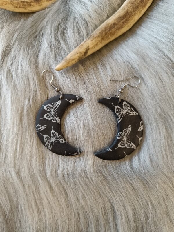 Kuunsirppi-korvakorut, musta/perhonen