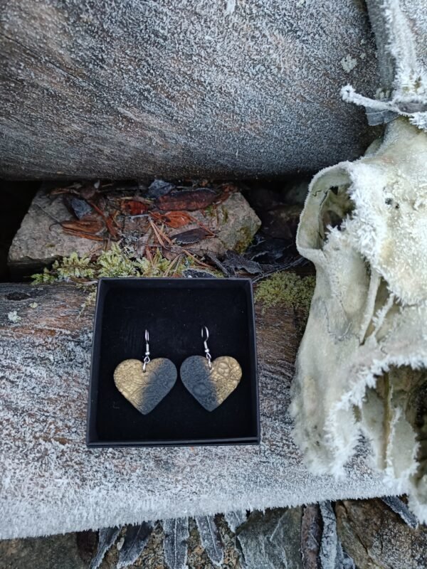 IMG20251108152210 Sydän-korvakorut, metallinhohto musta/kulta