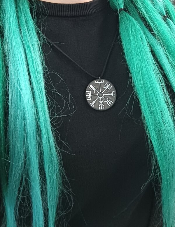 Oplus_131072 Vegvisir-kaulakoru, musta