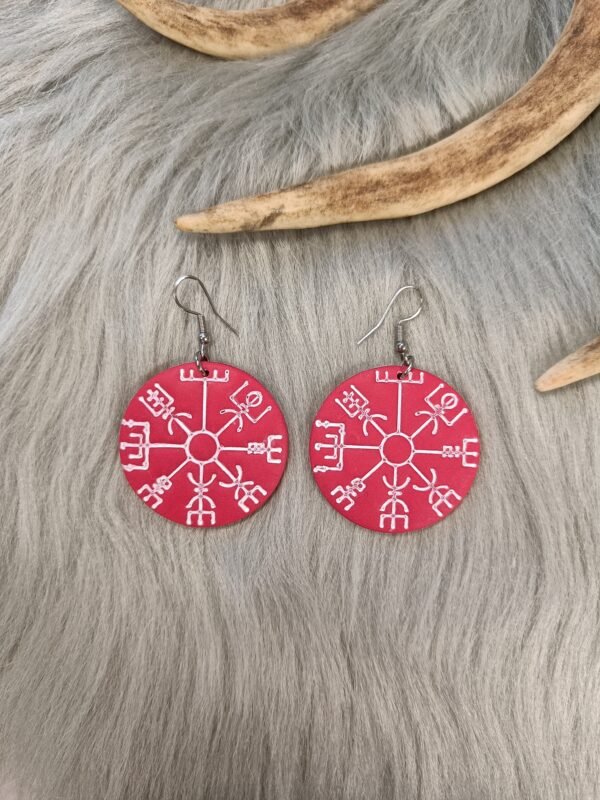 Vegvisir-korvakorut, cherry red