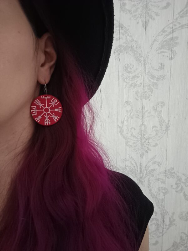 Vegvisir-korvakorut, cherry red