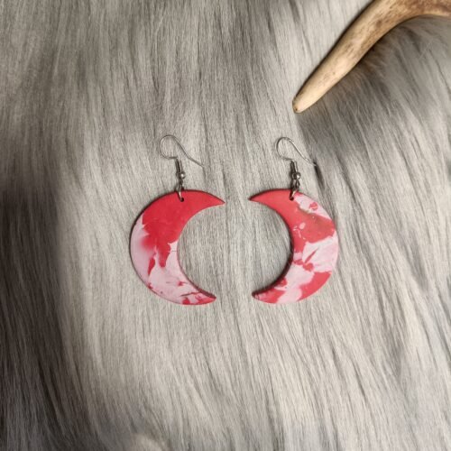 Kuunsirppi-korvakorut, punainen/valkoinen marmori