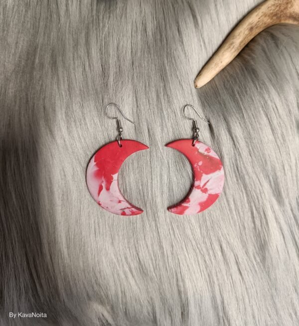 Kuunsirppi-korvakorut, punainen/valkoinen marmori
