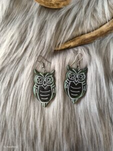 Pöllö-korvakorut, vihreä metallinhohto