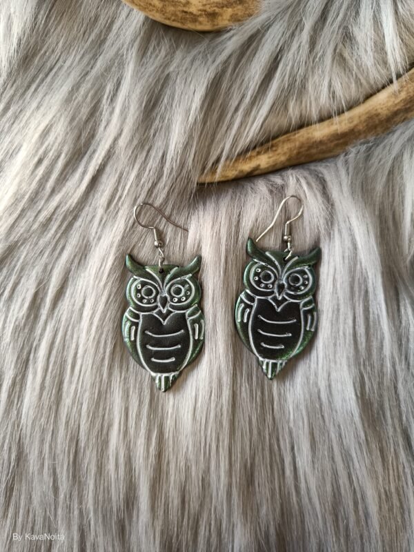 IMG20260123114641 Pöllö-korvakorut, vihreä metallinhohto