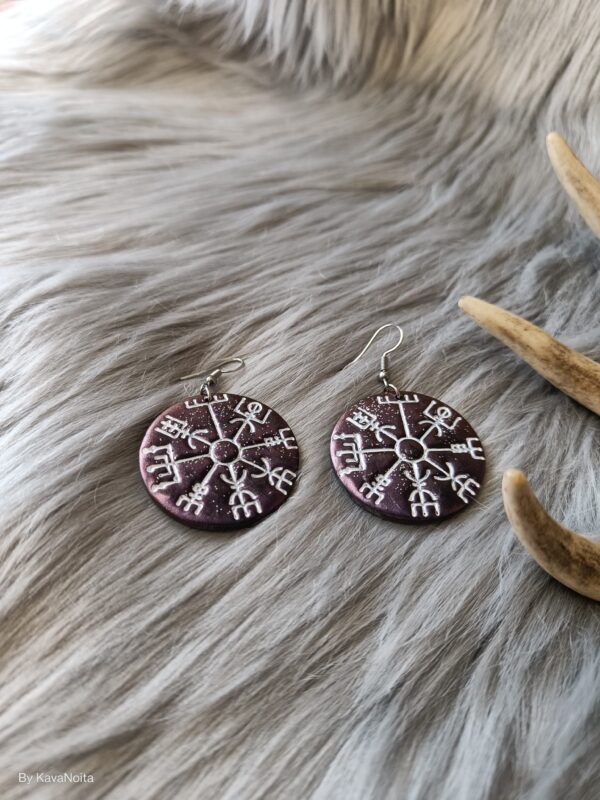 IMG20260203121254 Vegvisir-korvakorut, violetti metallinhohto
