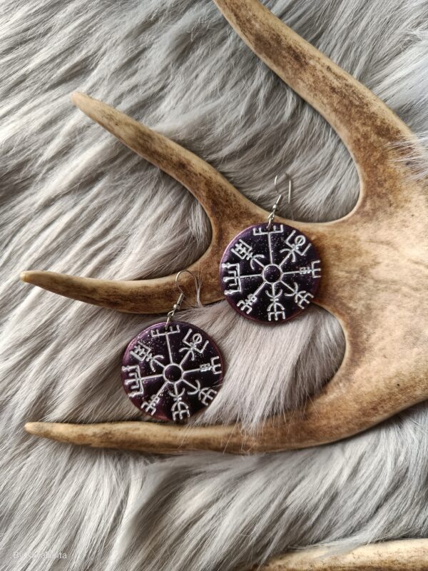 IMG20260204114314 Vegvisir-korvakorut, violetti metallinhohto