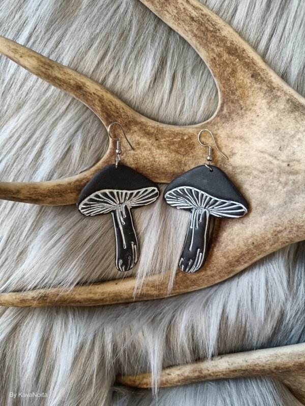 Fungi-korvakorut, musta