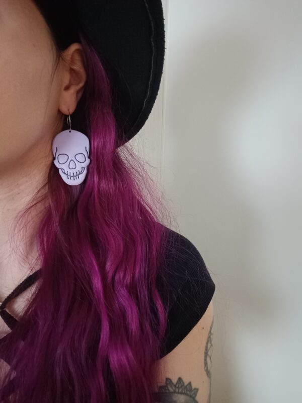 Pääkallo-korvakorut, lila