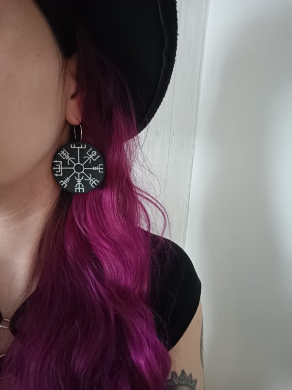 IMG20260315151225 Vegvisir-korvakorut, musta