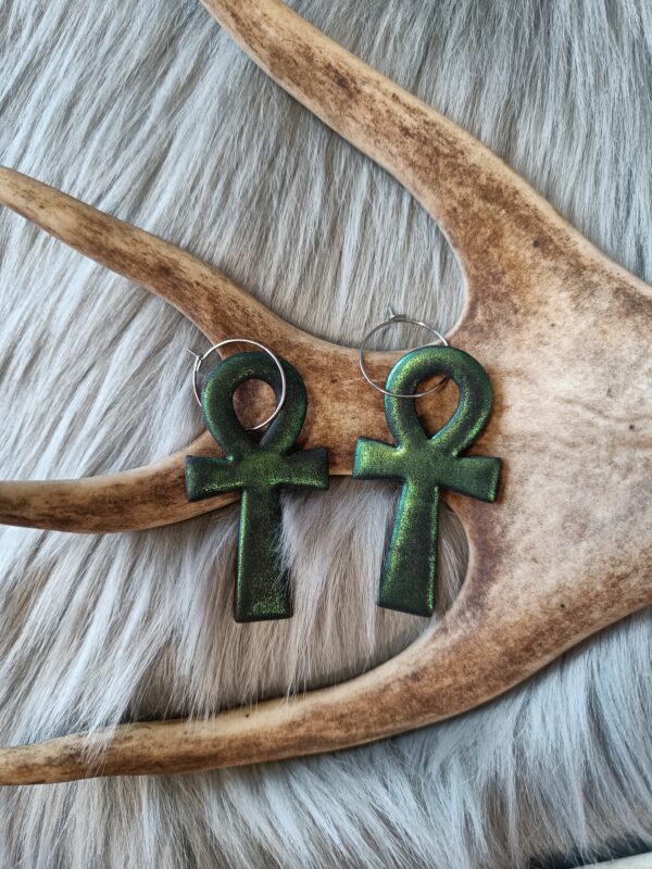IMG20260318162329 Ankh risti-korvakorut, vihreä metallinhohto