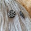 Vegvisir-nappikorvakorut, musta