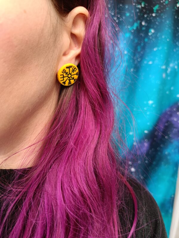 Vegvisir-nappikorvakorut, keltainen