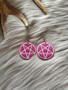 Pentagram-korvakorut, purppura