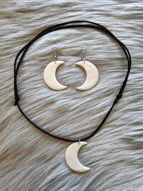 Kuunsirppi-korusetti, helmiäishohtoinen valkoinen