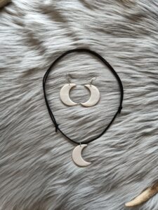 Kuunsirppi-korusetti, helmiäishohtoinen valkoinen