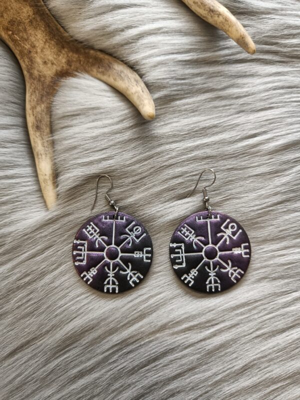 IMG20260512140627 Vegvisir-korvakorut, musta/violetti metallinhohto