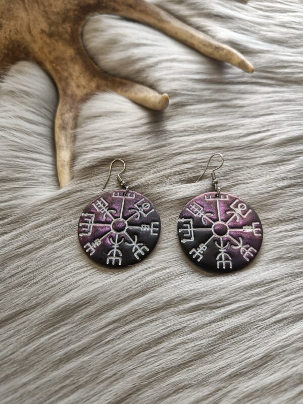 IMG20260512140632 Vegvisir-korvakorut, musta/violetti metallinhohto