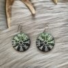 Vegvisir-korvakorut, musta/vihreä metallinhohto