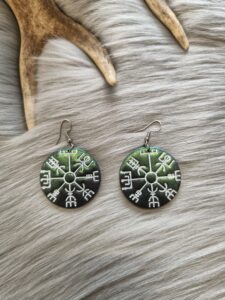 Vegvisir-korvakorut, musta/vihreä metallinhohto