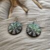 Vegvisir-korvakorut, musta/vihreä metallinhohto