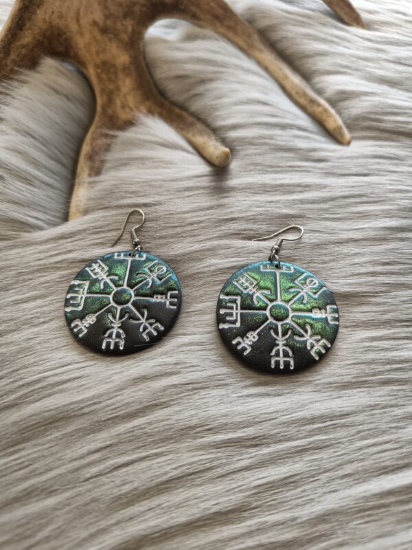 Vegvisir-korvakorut, musta/vihreä metallinhohto