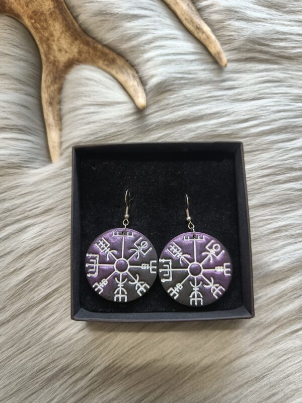 IMG20260512150229 Vegvisir-korvakorut, musta/violetti metallinhohto