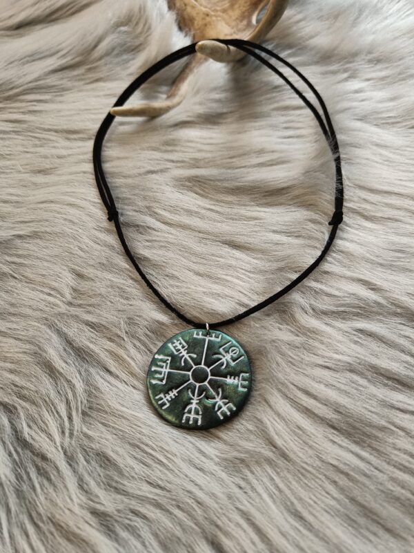 Vegvisir-kaulakoru, jaden vihreä metallinhohto