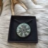 Vegvisir-kaulakoru, jaden vihreä metallinhohto
