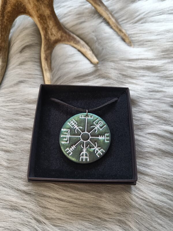 Vegvisir-kaulakoru, jaden vihreä metallinhohto