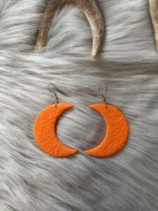 Kuunsirppi-korvakorut, oranssi pitsitekstuuri